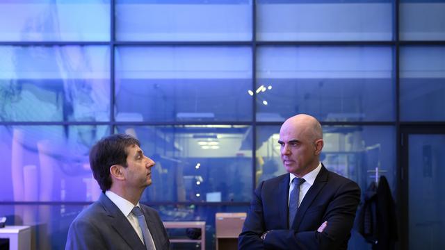 Le conseiller fédéral Alain Berset en discussion avec le vice-chancellier et porte-parole du Conseil fédéral Andre Simonazzi le 30 mars 2022, à Berne. [keystone - Anthony Anex]