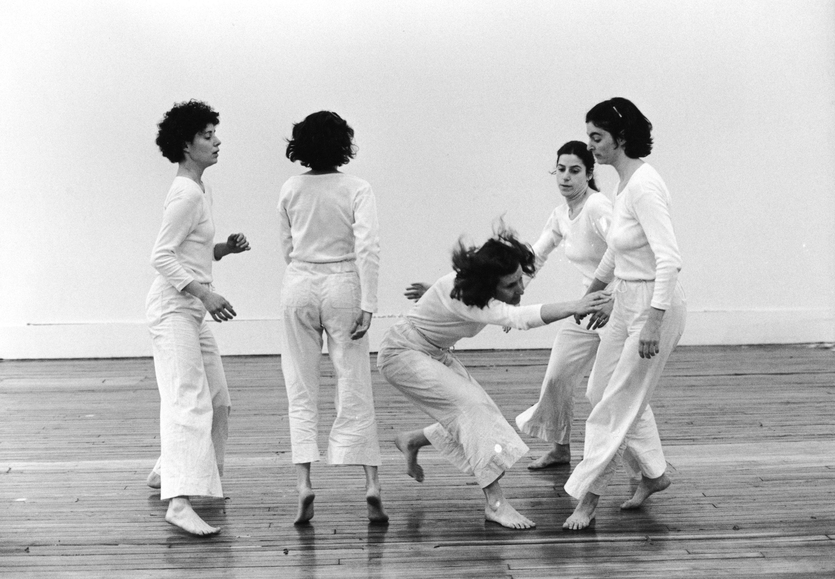Trisha Brown répète "Line Up" dans son loft de Broadway avec, de gauche à droite, Wendy Perron, Judith Ragir, Trisha Brown, Mona Sulzman et Elizabeth Garren, 1977. [Rencontres d'Arles. Avec l'aimable autorisation de Babette Mangolte - Babette Mangolte]
