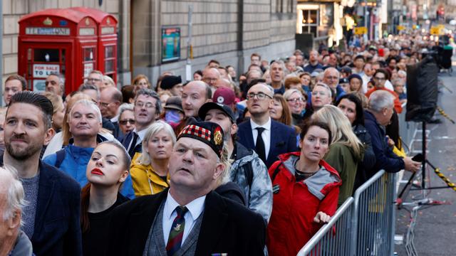 De nombreux Britanniques sont venus rendre hommage à la reine à Edimbourg, en Ecosse, le 12 septembre 2022. [AFP - Odd Andersen]