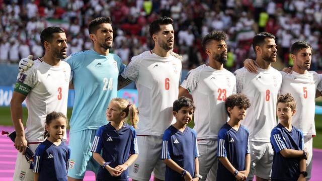 Muets avant leur 1er match, les Iraniens ont cette fois chanté leur hymne national. [Keystone - Frank Augstein]