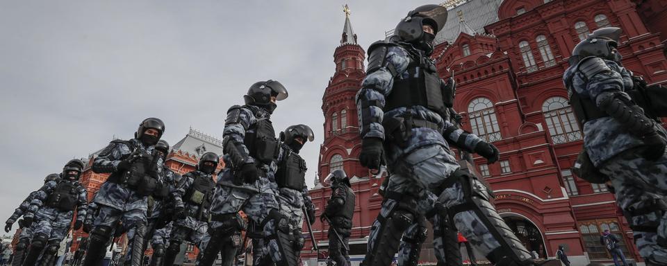 Des policiers russes dans les rues de Moscou le 6 mars 2022. [Keystone/EPA - Yuri Kochetkov]