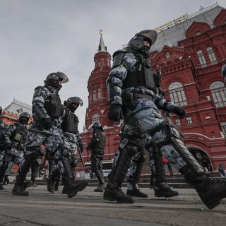 Des policiers russes dans les rues de Moscou le 6 mars 2022. [Keystone/EPA - Yuri Kochetkov]