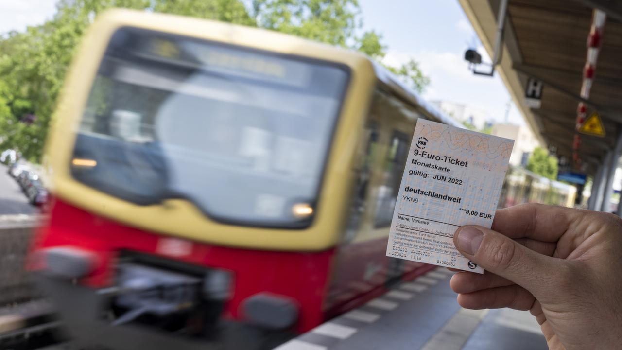 Depuis le mercredi 1er juin 2022, tous les trains régionaux et les transports municipaux sont accessibles pour 9 € par mois en Allemagne et ceci pendant 3 mois. [Keystone - DPA/Monika Skolimowska]