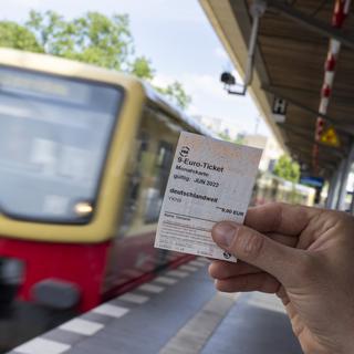 Depuis le mercredi 1er juin 2022, tous les trains régionaux et les transports municipaux sont accessibles pour 9 € par mois en Allemagne et ceci pendant 3 mois. [Keystone - DPA/Monika Skolimowska]