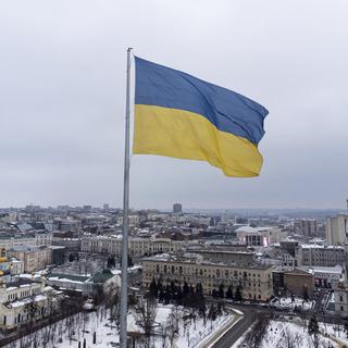 Un drapeau ukrainien flotte sur la ville de Kharkov, deuxième ville du pays, le 4 février 2022. [Keystone - Evgeniy Maloletka]