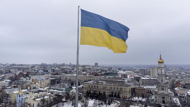 Un drapeau ukrainien flotte sur la ville de Kharkov, deuxième ville du pays, le 4 février 2022. [Keystone - Evgeniy Maloletka]