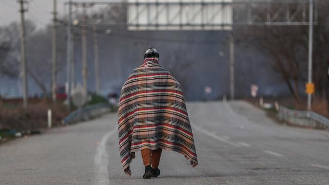 Un migrant marche vers la frontière turco-grecque, à Edirne, en Turquie, le 4 mars 2020. [Keystone - EPA/SEDAT SUNA]