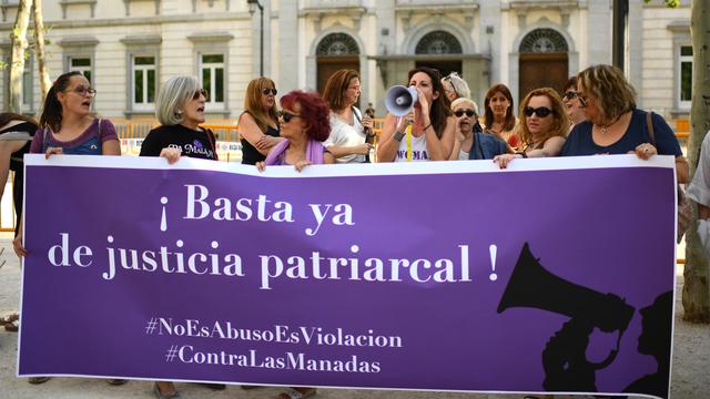 Un groupe de femmes molibisées en faveur d'une loi espagnole pour lutter contre le viol. [AFP - Gabriel Bouys]