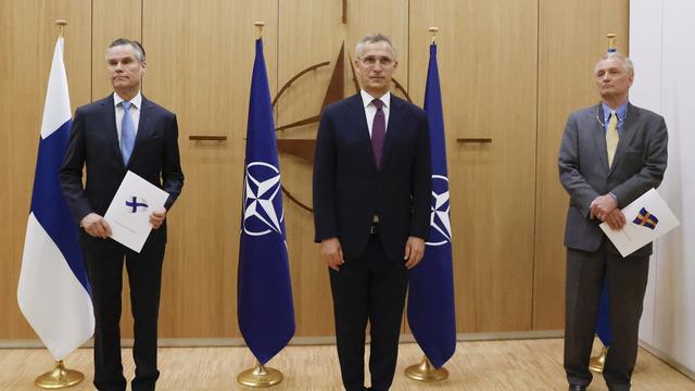 L'ambassadeur de Finlande auprès de l'OTAN, Klaus Korhonen, le secrétaire général de l'OTAN, Jens Stoltenberg, et l'ambassadeur de Suède auprès de l'OTAN, Axel Wernhoff. [Keystone - Johanna Geron]