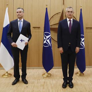 L'ambassadeur de Finlande auprès de l'OTAN, Klaus Korhonen, le secrétaire général de l'OTAN, Jens Stoltenberg, et l'ambassadeur de Suède auprès de l'OTAN, Axel Wernhoff. [Keystone - Johanna Geron]