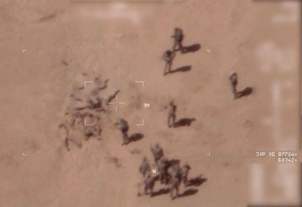 Cette image, prise par un drone, montre -selon l'armée française- des mercenaires russes enterrant des corps à Gossi, au Mali. [FRENCH ARMY GENERAL STAFF - AFP PHOTO]