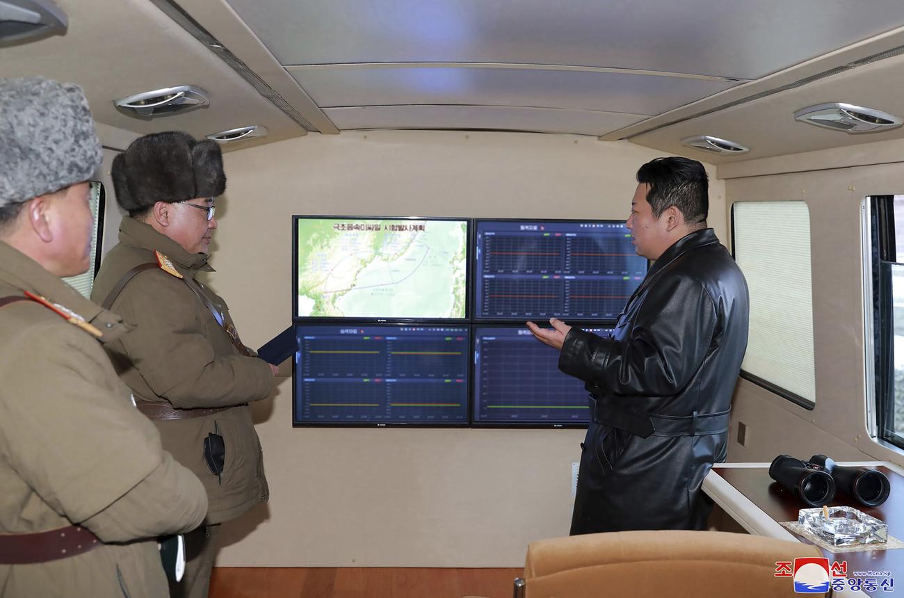 Le dirigeant nord-coréen Kim Jong Un, ici à droite, a supervisé le tir du missile hypersonique entouré d'hommes en uniforme militaire. [Korean Central News Agency/Korea News Service]