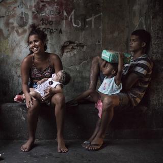 De jeunes résidents d'un squat dans l'ancien Institut brésilien de géographie et statistiques à Rio de Janeiro, le 9 septembre 2017. [AP/Keystone - Felipe Dana]