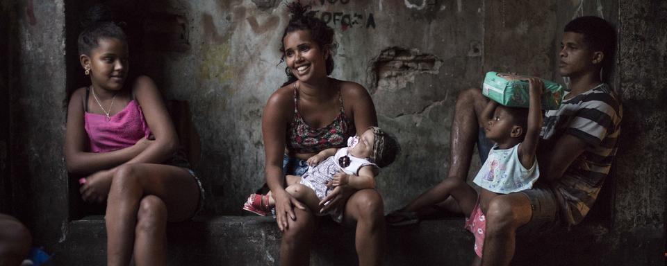 De jeunes résidents d'un squat dans l'ancien Institut brésilien de géographie et statistiques à Rio de Janeiro, le 9 septembre 2017. [AP/Keystone - Felipe Dana]