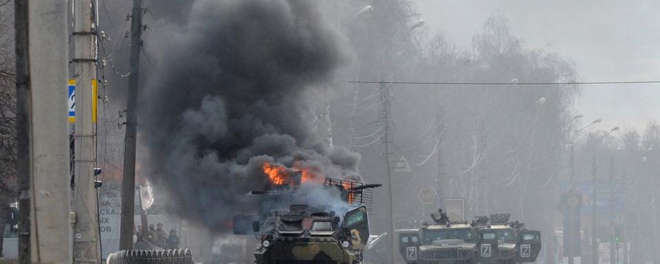 Un véhicule russe en feu près de Kharkiv. [AFP - Sergey Bobok]