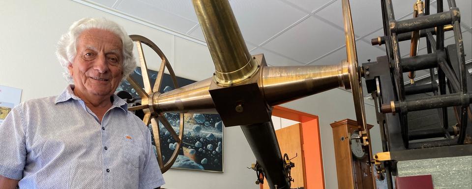 L'astrophysicien et professeur honoraire Michel Grenon devant l'une des pièces du petit musée qu'il a créé à l'Observatoire de Genève. Sauvergny, le 14 juin 2022. [RTS - Stéphanie Jaquet]