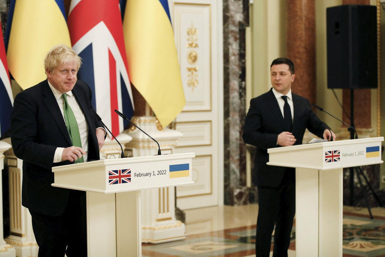 Le premier ministre britannique Boris Johnson et le président ukrainien Volodymyr Zelensky à Kiev, le 1er février 2022. [KEYSTONE - PETER NICHOLLS]