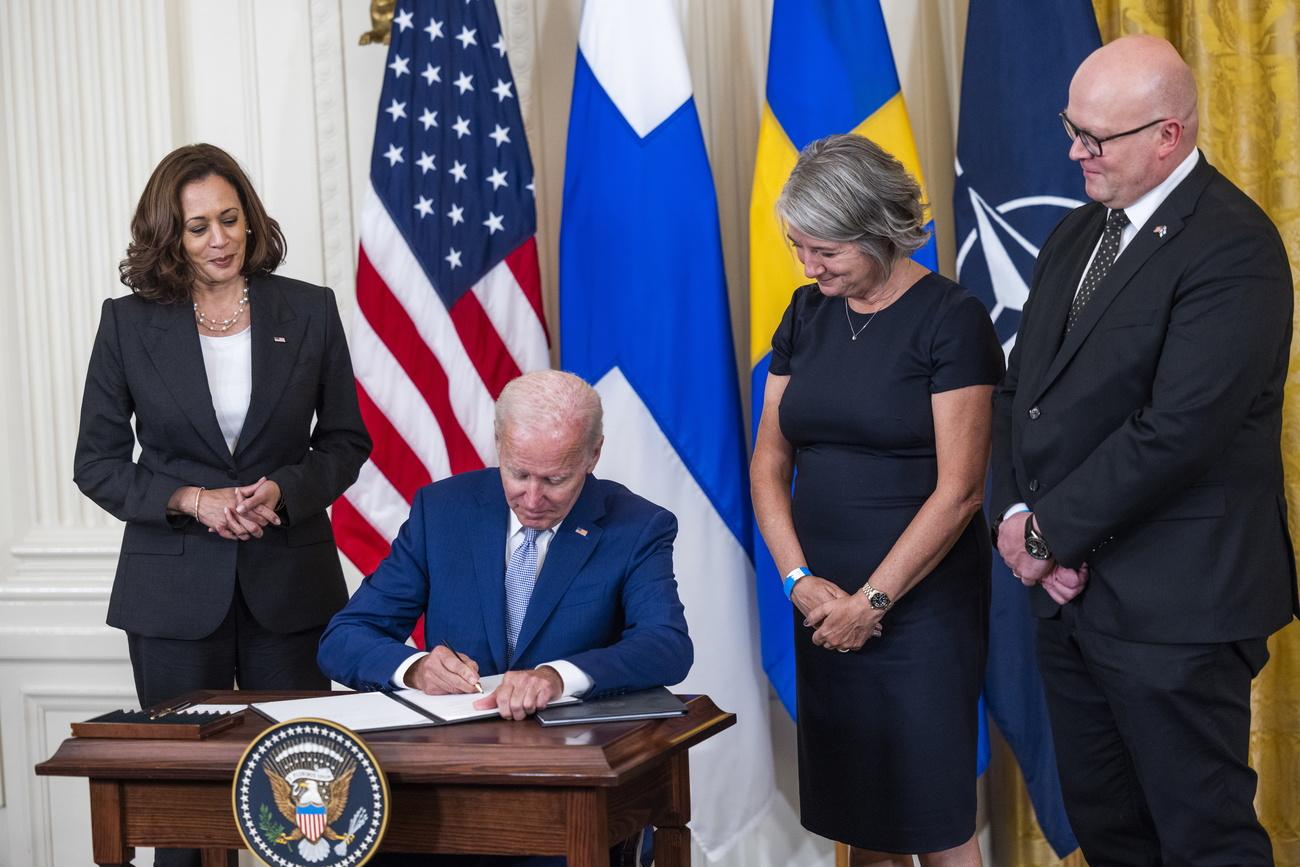 e président américain Joe Biden a paraphé mardi la ratification par les Etats-Unis des adhésions de la Suède et de la Finlande à l'OTAN. [KEYSTONE - JIM LO SCALZO]