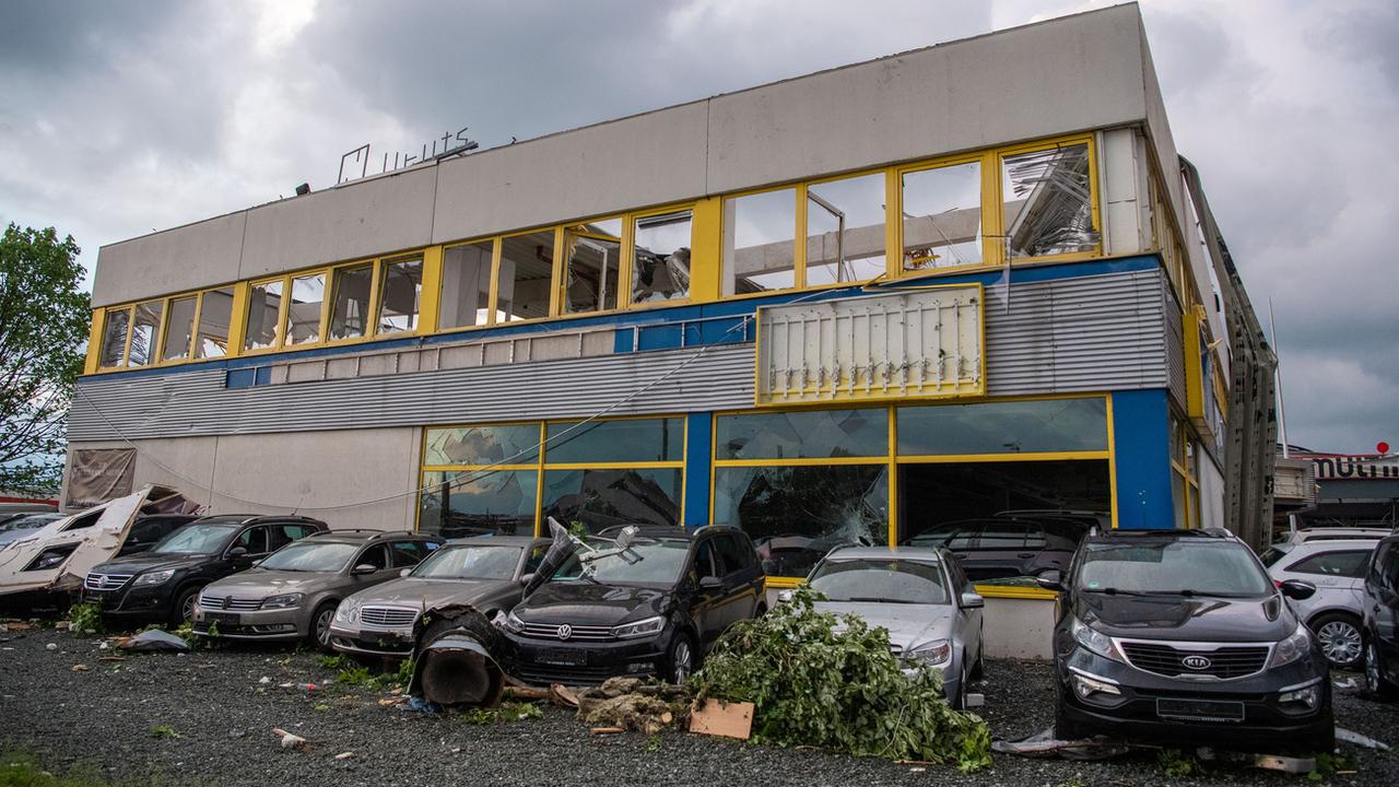 Des toits ont été arrachés et des véhicules ont été détruits par la tempête. [Keystone - Lino Mirgeler]