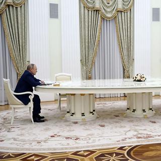 Vladimir Poutine et Emmanuel Macron ont commencé leur rencontre au Kremlin assis de part et d'autre d'une longue table blanche. [AFP - Sputnik]
