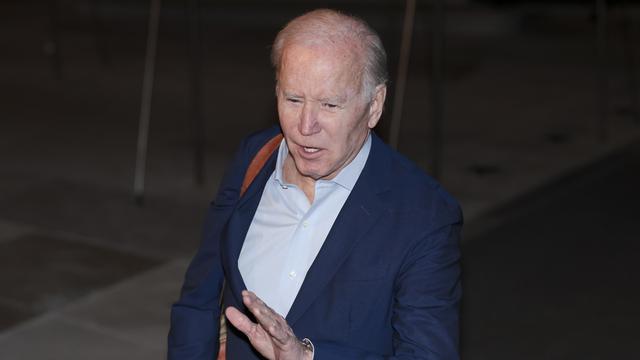 Le président américain Joe Biden juste avant son embarquement pour ses vacances dans les Iles Vierges américaines, d'où il a promulgué la loi de finances des services fédéraux. [Oliver Contreras]