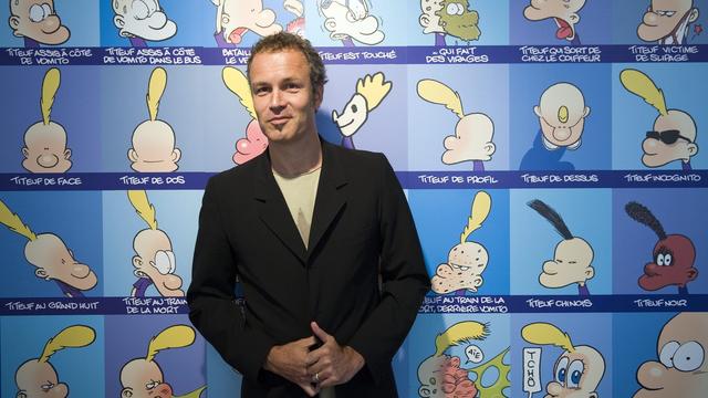 Le dessinateur ZEP, alias Philippe Chappuis, pose devant des portraits de Titeuf lors d'une exposition au MUDAC à Lausanne en 2010. [KEYSTONE - Laurent Gillieron]