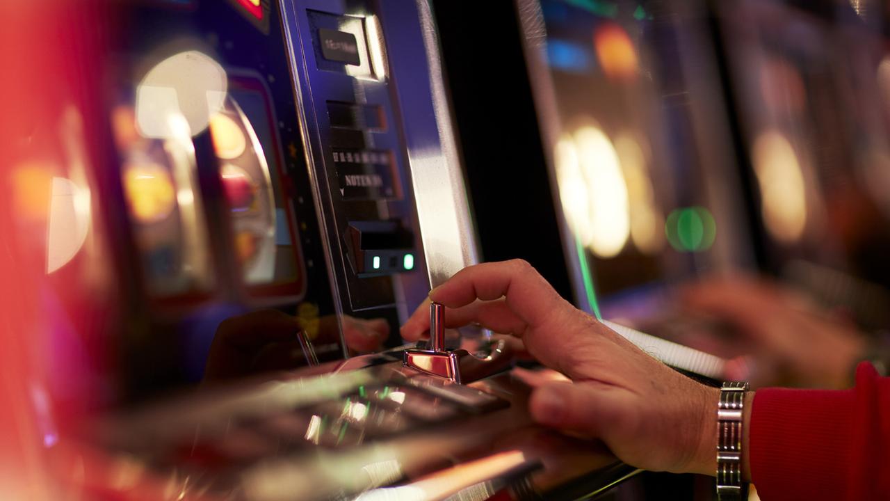 Une personne joue à une machine à sous au Swiss Casino Zuerich à Zurich, en Suisse, le 24 octobre 2015. [KEYSTONE - Gaetan Bally]