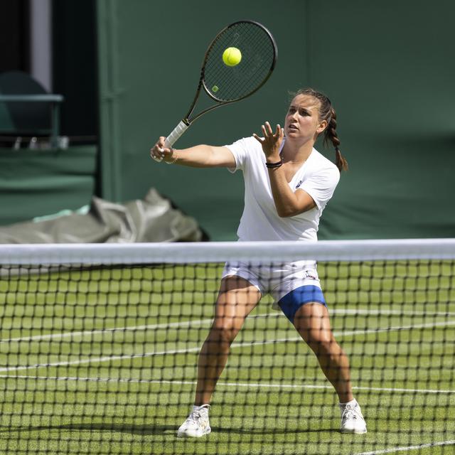 La Suisse Ylena In-Albon lors d'une séance d'entraînement à Wimbledon, Londres, samedi 25 juin 2022. [Keystone - Peter Klaunzer]