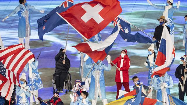 Le skieur Robin Cuche a porté haut le drapeau suisse lors de la cérémonie de clôture. [Ennio Leanza]