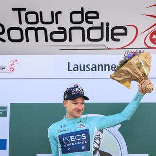 Le vainqueur et leader du classement général Ethan Hayter de Grande-Bretagne de l'équipe Ineos Grenadiers lors du 75e Tour de Romandie à Lausanne, Suisse, mardi 26 avril 2022. [Keystone - Jean-Christophe Bott]