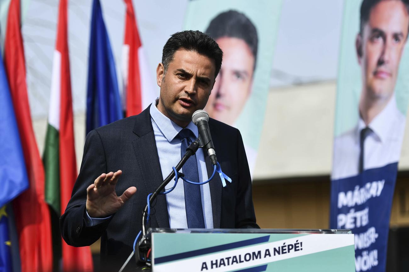 Le candidat hongrois de l'opposition Péter Marki-Zay, avec un slogan disant "le pouvoir appartient au peuple". [AP/Keystone - Anna Szilagyi)]