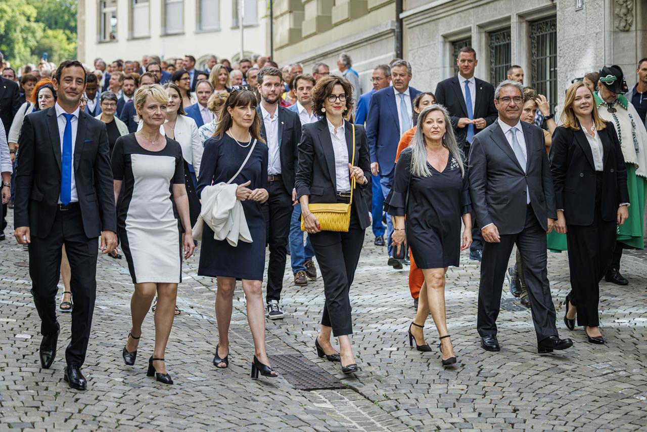 Les membres du futur Conseil d'Etat vaudois: Vassilis Venizelos, Isabelle Moret, Rebecca Ruiz, Christelle Luisier, Nuria Gorrite, Frédéric Borloz et Valérie Dittli. [KEYSTONE - VALENTIN FLAURAUD]