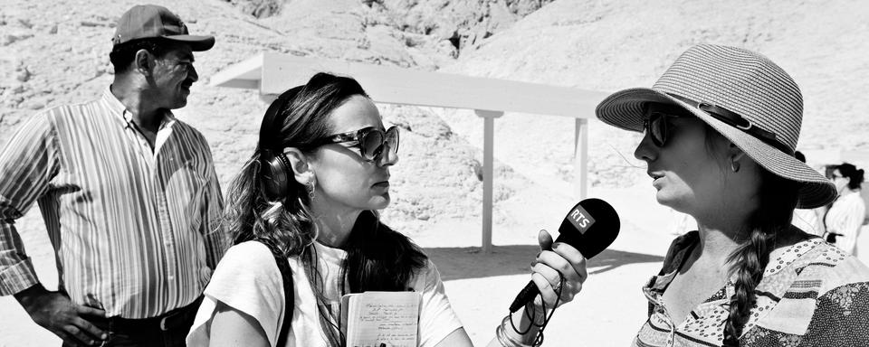 Johanne Dussez en train d’interviewer Linda Chapon, avec le directeur des Antiquités de Louxor. [RTS - Stéphanie Coudray]