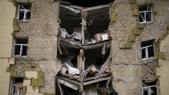 Un bâtiment endommagé dans l'est de l'Ukraine. [AP/Keystone - Francisco Seco]