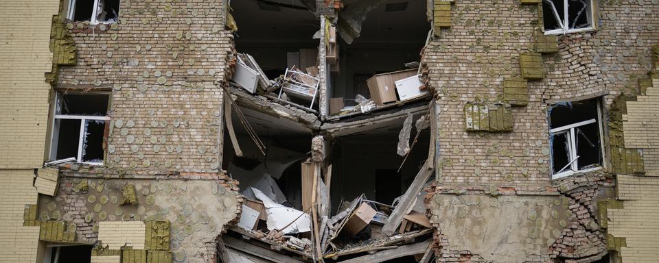 Un bâtiment endommagé dans l'est de l'Ukraine. [AP/Keystone - Francisco Seco]