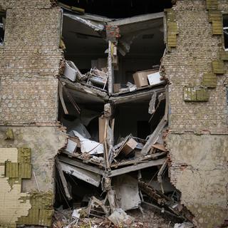 Un bâtiment endommagé dans l'est de l'Ukraine. [AP/Keystone - Francisco Seco]