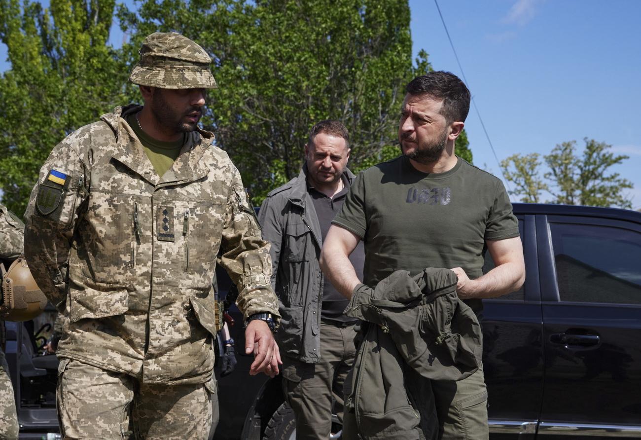 Le président ukrainien sur la ligne de front dans le Donbass. [Keystone - PRESIDENTIAL PRESS SERVICE HANDO]