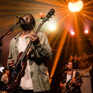 Le chanteur anglais Michael Kiwanuka au Montreux Jazz Festival, le 6 juillet 2022. [FFJM 2022 - Marc Ducrest]