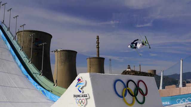 Aux Jeux olympiques de Pékin, la piste de Big Air est devenue symbolique d'une guerre des images. [Keystone - Matt Slocum]