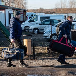 Des réfugiés proches de la frontière polonaise. [EPA/Keystone - Wojtek Jargilo]