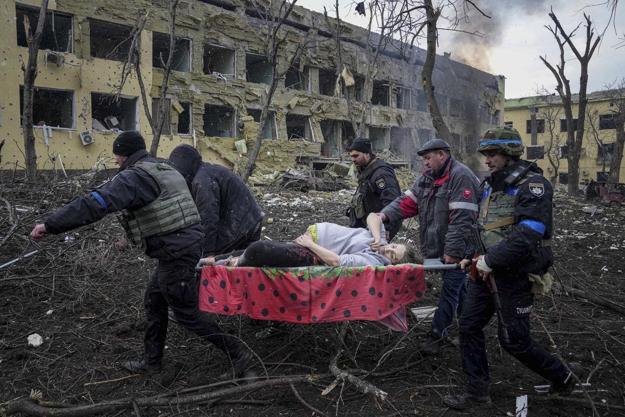 La photo d'Evgeniy Maloletka a fait le tour des réseaux sociaux. [Keystone/AP - Evgeniy Maloletka]