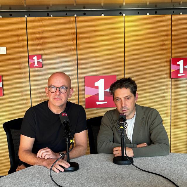 A gauche Yves Daccord, à droite Hannes Grassegger. [RTS]