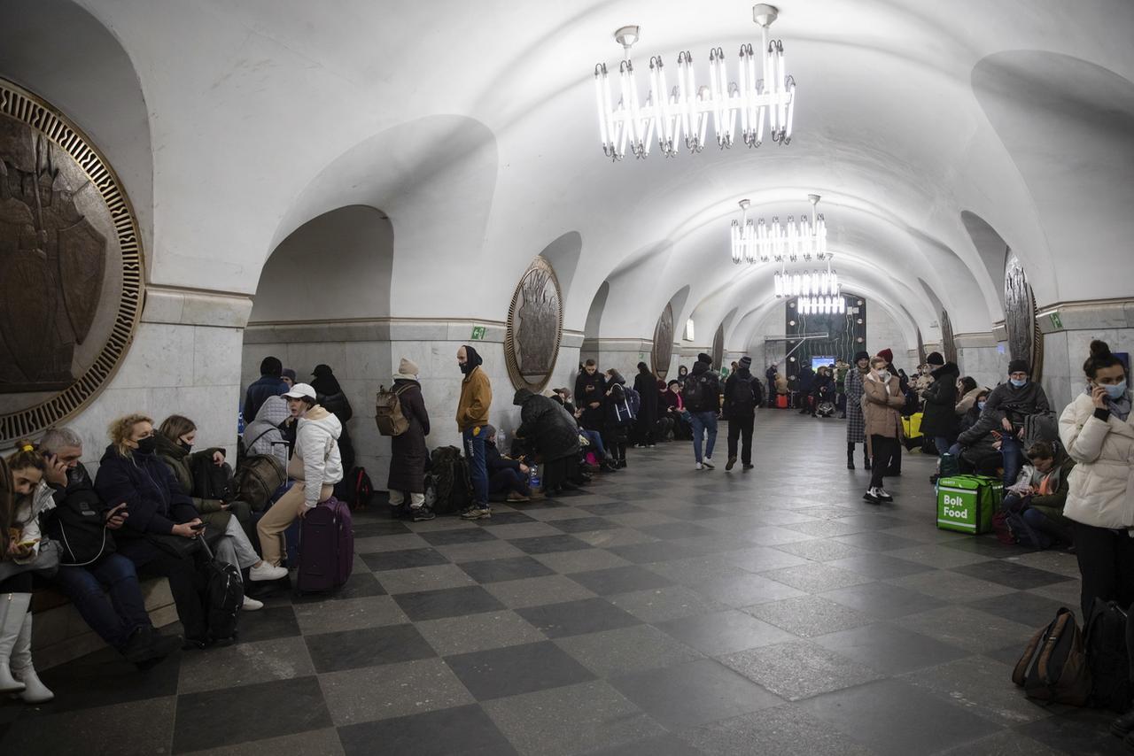 Des habitants de Kiev réfugiés dans les couloirs du métro de la capitale ukrainienne. [Keystone - Mikhaïl Palinchak]