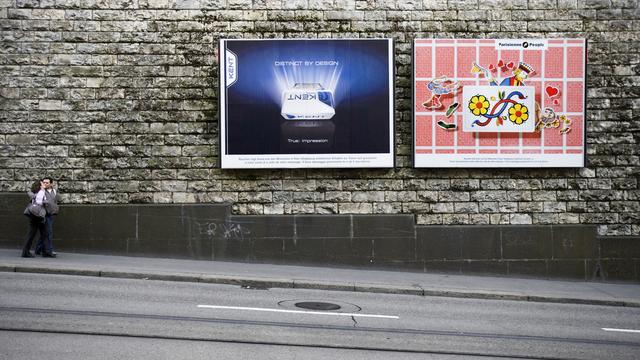 Des affiches pour des cigarettes dans les rues de Zurich. [Keystone - Gaëtan Bally]