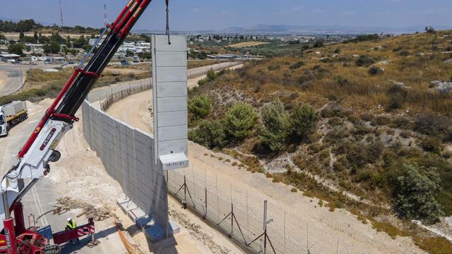 La construction d'un mur entre Israël et la Palestine en Juin 2022. [AP/Keystone - Ariel Schalit]