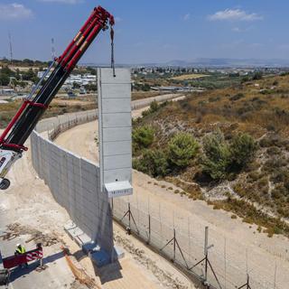 La construction d'un mur entre Israël et la Palestine en Juin 2022. [AP/Keystone - Ariel Schalit]