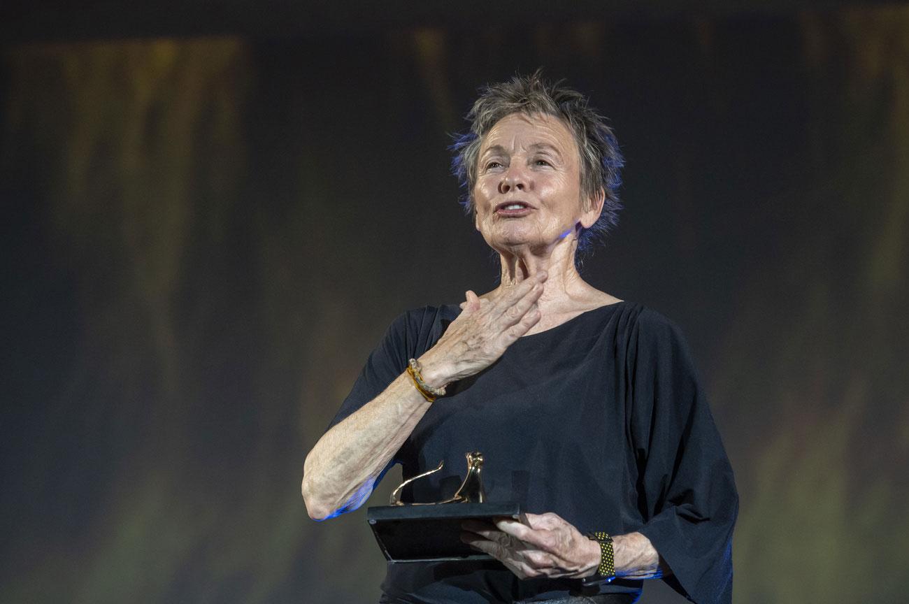 Actress and musician Laurie Anderson received the Vision Award Ticinomoda at the Piazza Grande at the 75th Locarno International Film Festival in Locarno, Switzerland, Wednesday, August 10, 2022. The Festival del film Locarno runs from 3 to 13 August 2022.(KEYSTONE/Urs Flueeler) [Keyston - Urs Flueeler]