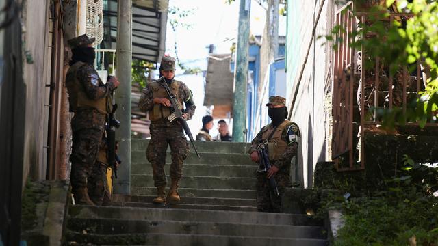 Plus de 140 membres présumés de gangs ont été arrêtés à Soyapango, au Salvador. [Reuters - Jose Cabezas]