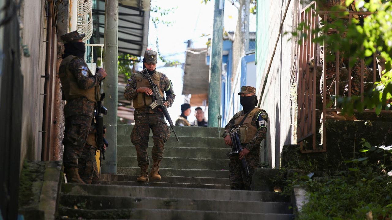 Plus de 140 membres présumés de gangs ont été arrêtés à Soyapango, au Salvador. [Reuters - Jose Cabezas]