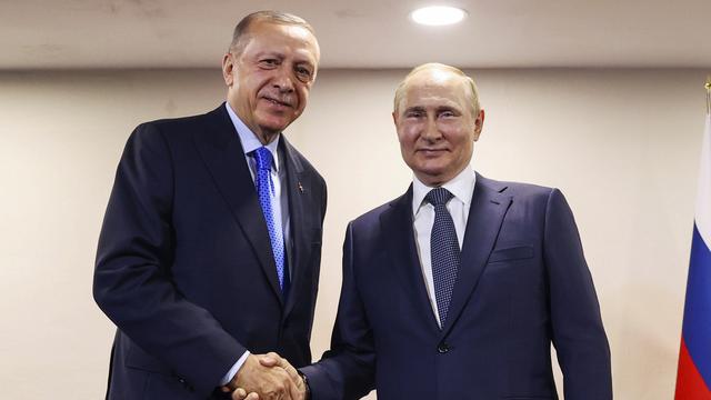 Le président russe Vladimir Poutine reçoit son homologue turc Recep Tayyip Erdoğan à Sotchi. [Keystone - AP Turkish Presidency]